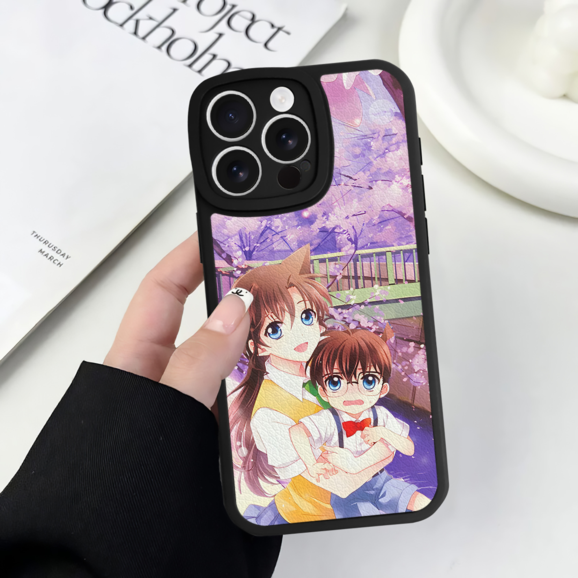 （画像用） 名探偵コナン Detective Conan 【iPhone 16シリーズ対応】シリコンスマホケース（レザー調） 材質：シリコン